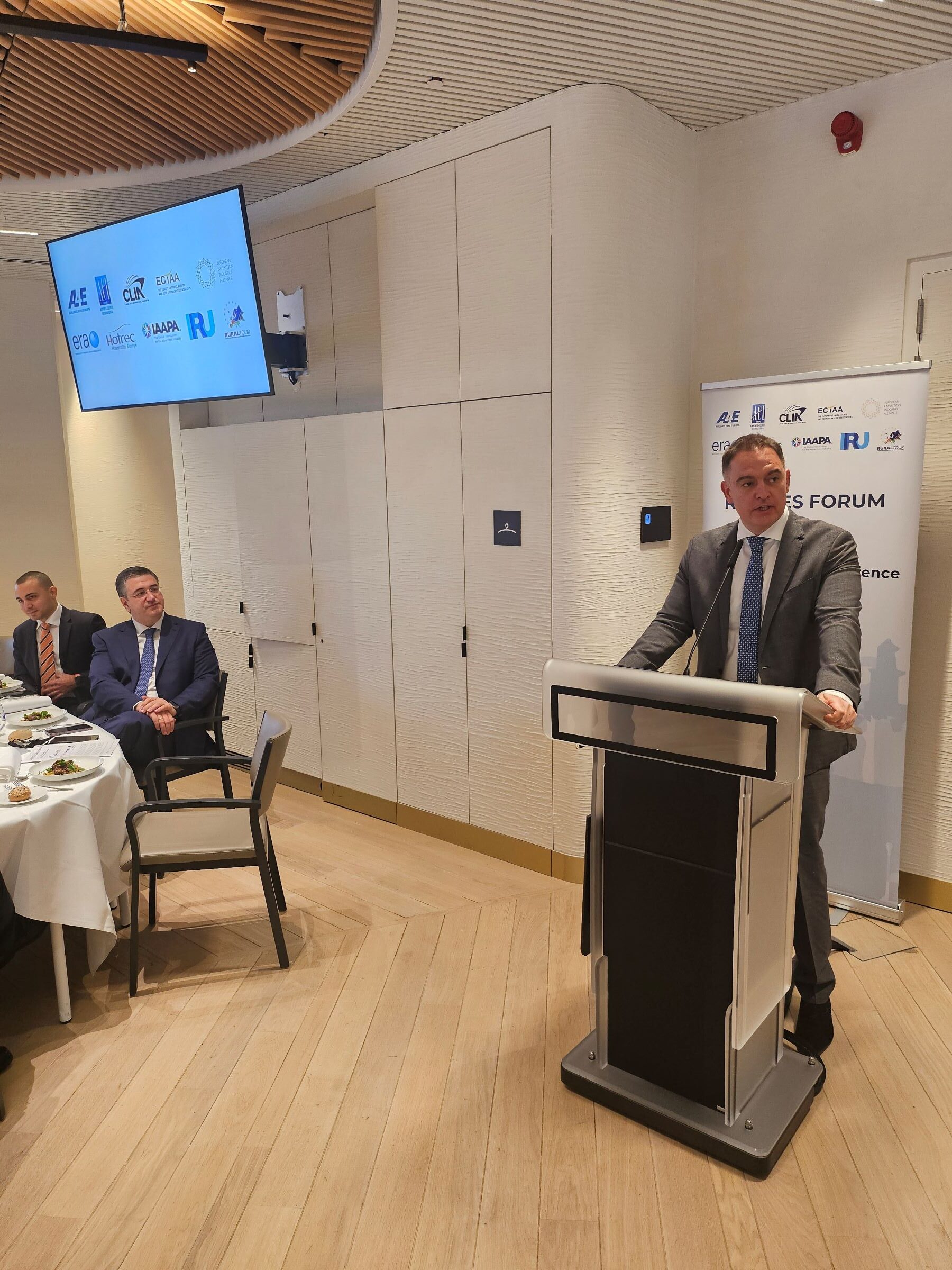 Υψηλού επιπέδου συνάντηση στο Ευρωπαϊκό Κοινοβούλιο για την κλιματική κρίση και την πράσινη μετάβαση στον τουρισμό / Από το «Φόρουμ της Ρόδου» στις Βρυξέλλες